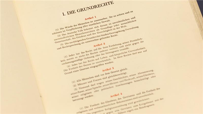 Das Grundgesetz mit seinen verbrieften Rechten ist aus Sicht von Bundespräsident Steinmeier ein Grund zum Feiern. (Archivbild)