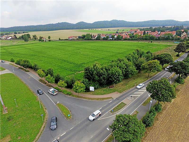 Das Grundstück im Winkel zwischen der Lutterschen Straße und der Zufahrt ins Gewerbegebiet Posthof soll Standort der geplanten Garnelenzucht werden. Ein 10.000 Quadratmeter großes Areal hat die Gemeinde dem Inestor dafür reserviert. Foto: Kühlewind