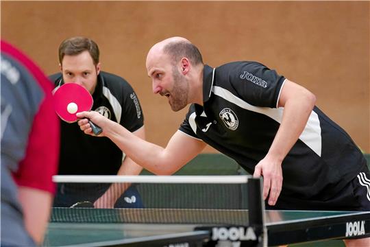 Das Hahndorfer Doppel Benjamin Buchzik (re.) und Philipp Schulz sichert dem SV einen Punkt im Bezirksliga-Duell gegen den MTV Othfresen. Zum Sieg reicht der aber am Ende nicht aus. Foto: Drechsler