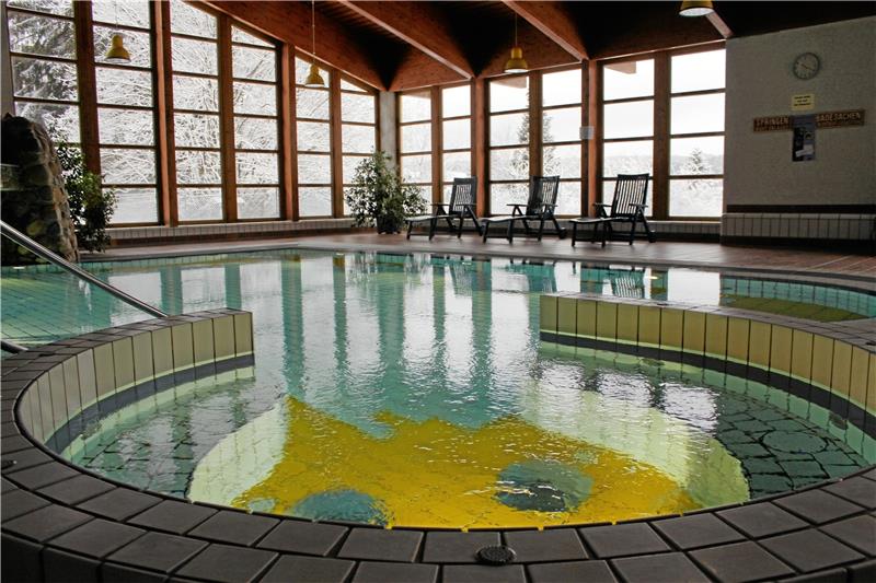 Das Hallen- und Freizeitbad in Braunlage bietet tropische 30 Grad Lufttemperatur, während es draußen schneit. Am Dienstag öffnet das Bad wieder um 10.30 Uhr. Fotos: Seltmann