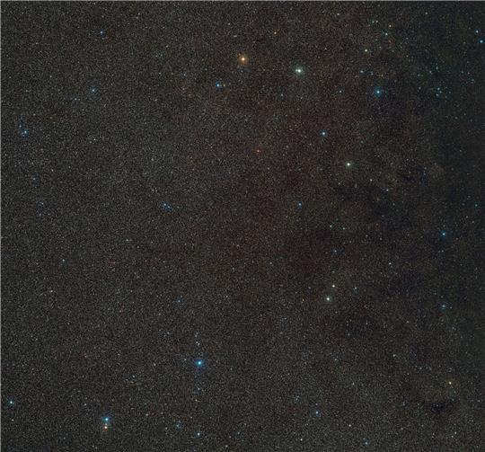 Das Handout zeigt einen Weitwinkelausschnitt der Umgebung von «Gaia BH3», dem massereichsten stellaren schwarzen Loch in unserer Galaxie. Das schwarze Loch selbst ist hier nicht sichtbar, aber der Stern, der es umkreist, befindet sich in der Mitte des Bildes.