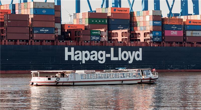 Das Hapag-Lloyd Containerschiff Osaka Express am Terminal Altenwerder.