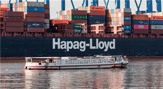 Das Hapag-Lloyd Containerschiff Osaka Express am Terminal Altenwerder.