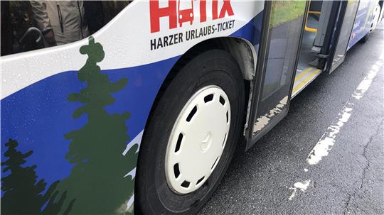 Ein Bus mit einem Hatix-Aufkleber.