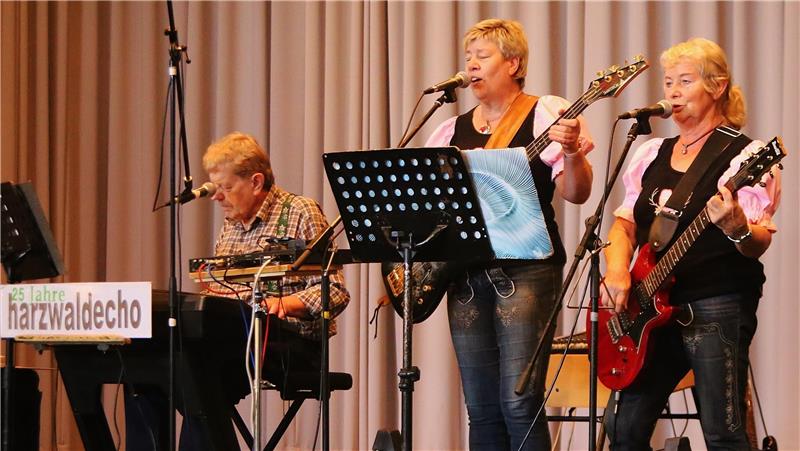 Das Harzwaldtrio aus Hohegeiß unterhält im Kurhaus bei den Hirschbrunfterlebnistagen mit Heimatmusik.