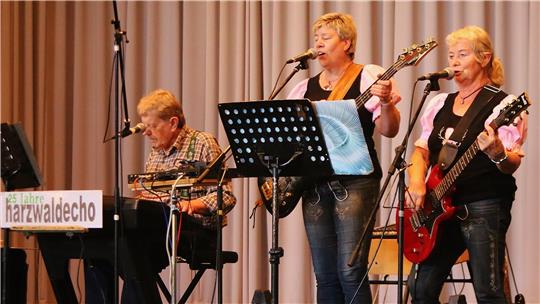 Das Harzwaldtrio aus Hohegeiß unterhält im Kurhaus bei den Hirschbrunfterlebnistagen mit Heimatmusik.