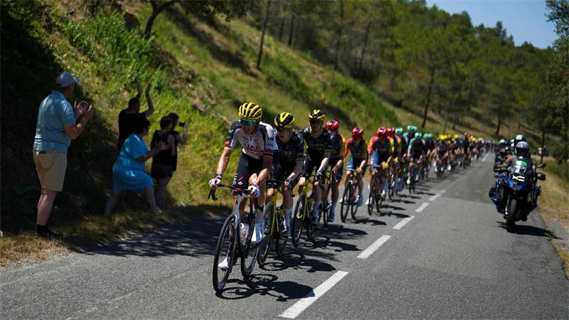 Extrem-Hitze bei der Tour: „Gesund ist anders“ Das Hauptfeld fährt durch den heißen Süden von Frankreich.