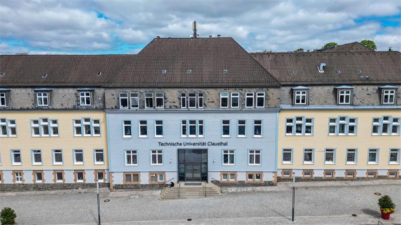 Das blau-gelbe Hauptgebäude der TU Clausthal in Clausthal-Zellerfeld.