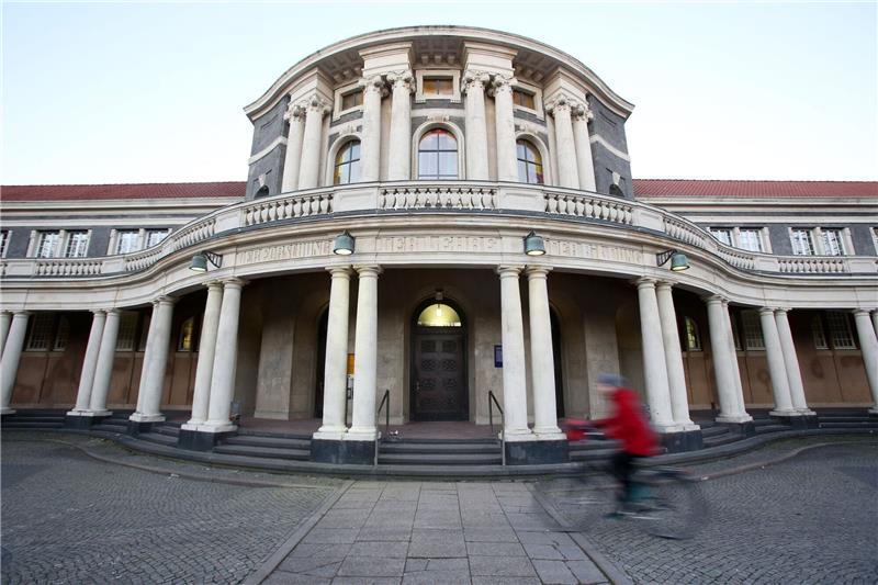 Uni Hamburg: Schlägerei nach Lesung zu Antisemitismus Das Hauptgebäude der Universität Hamburg. Nach der Ringvorlesung «Judenfeindlichkeit, Antisemitismus, Antizionismus - aktuelle Formen antijüdischer Gewalt» kam es zu einer Schlägerei (Archivbild).