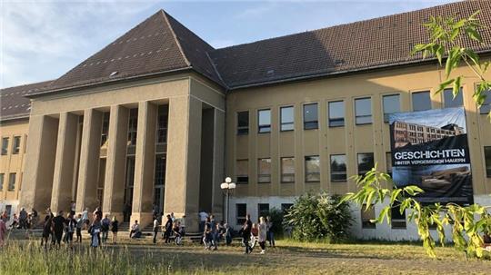 Das Hauptgebäude mit Portikus der ehemaligen Napola Ballenstedt im Jahre 2018.