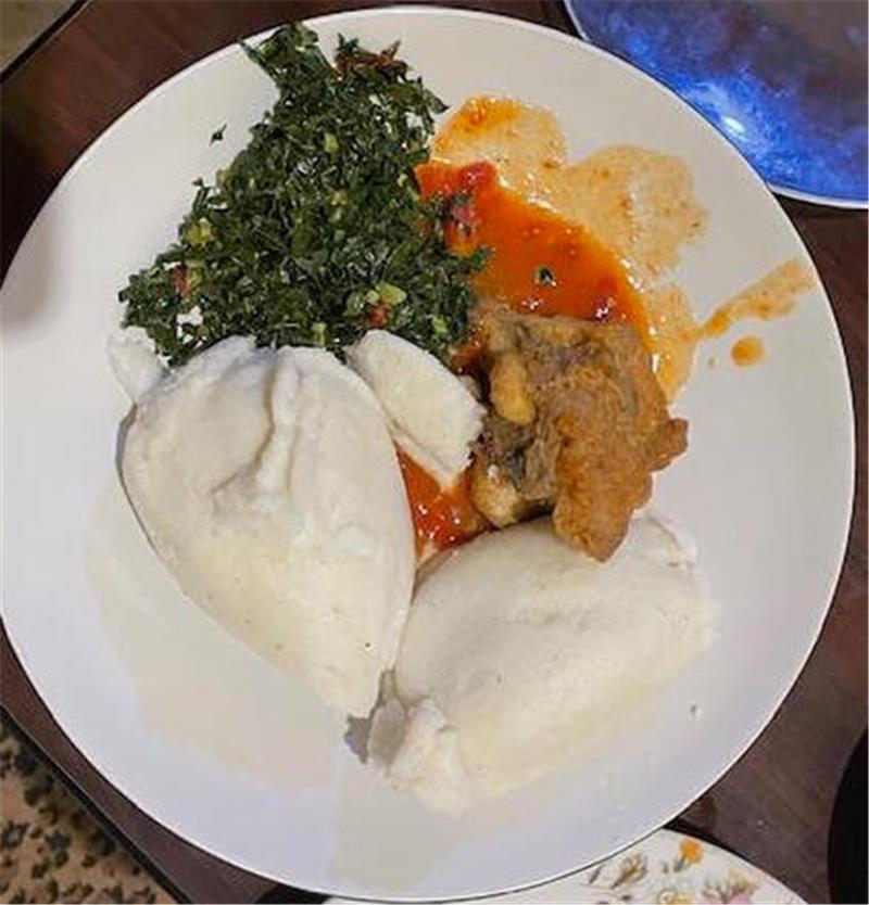 Amalia Saupe (19) aus Goslar trainiert ein Mädchenteam in Afrika Auf dem Teller liegt Nshima, ein fester Maisbrei., der das Hauptgericht in Sambia darstellt.