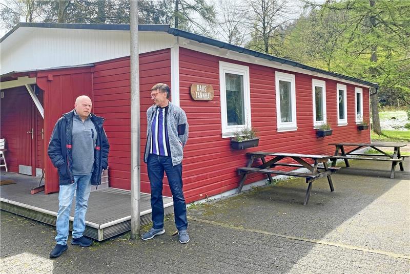 Harzklub möbelt sein Wanderheim in Wildemann auf Das Haus Tannhai ist eines von drei Häusern, die zum Jugend- und Wanderheim des Harzklubs gehören. Verwaltet wird die Anlage in Wildemann jetzt von Gunther Mai (li.) und dessen Frau Andrea, Geschäftsführer ist Uwe Janssen (re.). Fotos: Nachtweyh