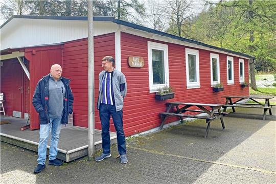 Das Haus Tannhai ist eines von drei Häusern, die zum Jugend- und Wanderheim des Harzklubs gehören. Verwaltet wird die Anlage in Wildemann jetzt von Gunther Mai (li.) und dessen Frau Andrea, Geschäftsführer ist Uwe Janssen (re.).  Fotos: Nachtweyh