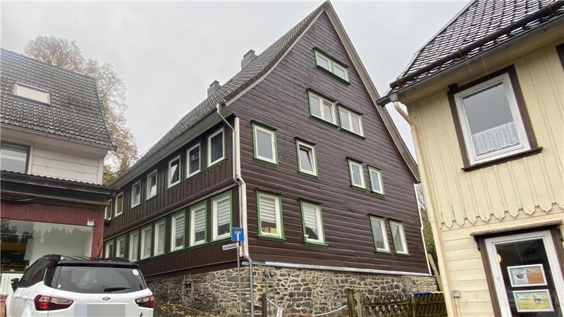 Das Haus Zum Glockenturm 2 hat seit 50 Jahren dieselben Fenster eingebaut. Nun sollen die Eigentümer Sprossenfenster einbauen lassen, was sie 100.000 Euro kostet.