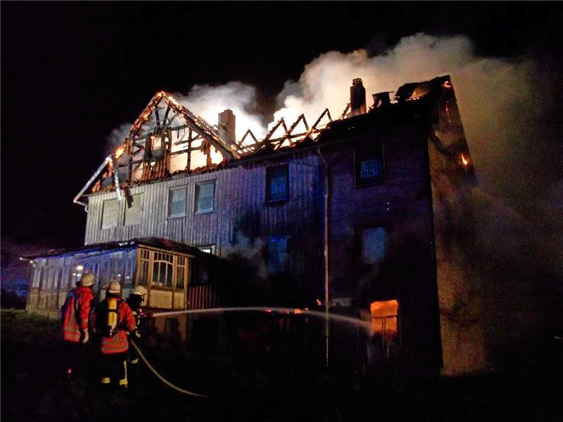 Das Haus am Nauer Berg brennt lichterloh. Fotos: Fricke