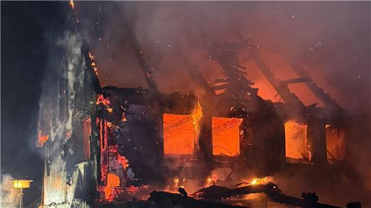 Ein Haus in Vollbrand.