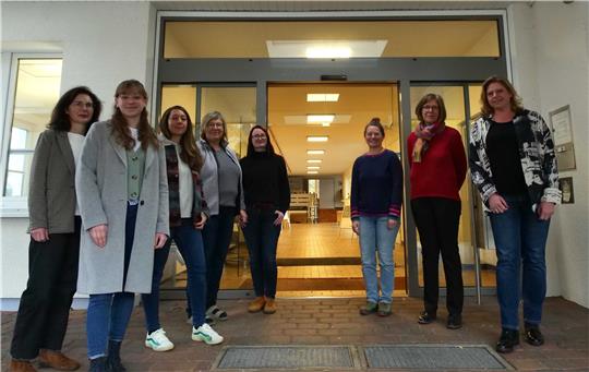 Das Haus der Kirche zeigt sich offen für neue Angebote und neue Mitarbeiterinnen: Aufgenommen sind Antje Vetter und Michaela Svea Gössel (Hintergrund v.l.) und Bufdi Emma Gwendolin Wegner (vorne 2.v.l.). Sie bereichern das Team um Pfarrerin Petra Rau, Constanze Bleich, Sabine Haarnagel, Martina Zwick und Stefanie Sandau. Foto Potthast