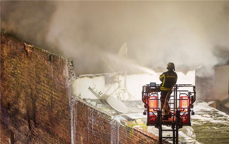 Zwei Tote und drei Schwerverletzte nach Wohnhausbrand Das Haus in Offenbach habe laut Polizei vollständig in Flammen gestanden.