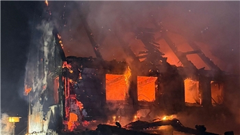 Ein Haus in Vollbrand.
