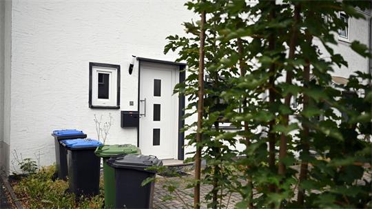 Das Haus, in dem es zu den entsetzlichen Taten gekommen sein soll, liegt in einer ruhigen Reihenhaussiedlung im Grünen.