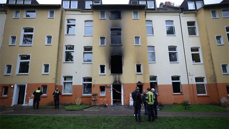 Treppenhaus brennt: Wohnung in Bochum wird zur Todesfalle Das Haus nach dem Brand in Bochum. Es ist unbewohnbar - die Treppe wurde völlig zerstört.