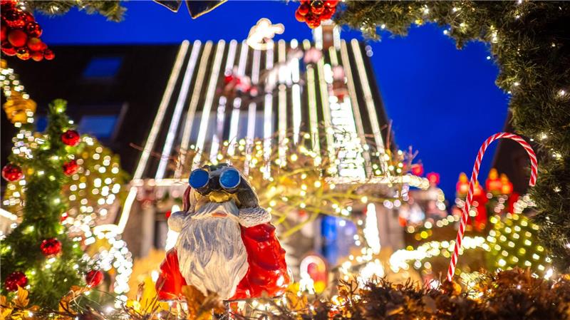 Delmenhorster Weihnachtshaus erstrahlt wieder Das Haus verzieren unzählige Figuren, Sterne, Kugeln und Lichter.
