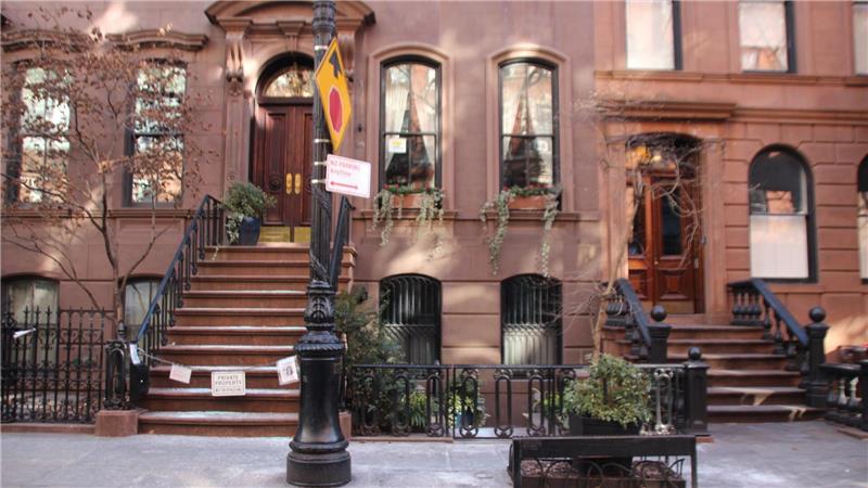 Ende einer TV-Ära: Abschied von der „Sex and the City“-Welt Das Haus von Hauptfigur Carrie Bradshaw (Sarah Jessica Parker) aus der Serie „Sex and the City“ im New Yorker West Village. (Archivbild)