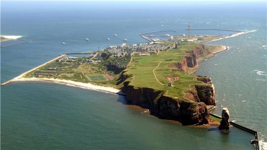 Das Havariekommando entdeckte am Donnerstagabend einen silbernen Ölfilm südwestlich von Helgoland. (Archivbild)