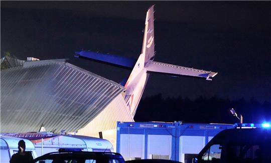 Das Heck einer Cessna 208B vom Typ «Grand Caravan» ragt aus einem Hangar, in den die Maschine nach dem Landeanflug auf den Sportflughafen Chrcynno nördlich der Hauptstadt Warschau gekracht ist.