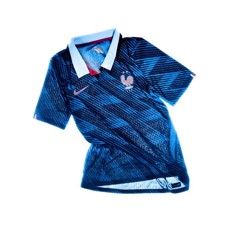 Das blaue Heimtrikot der Franzosen sieht mit seinen schwarzen Nadelstreifen und dem weißen Kragen sehr elegant aus. 