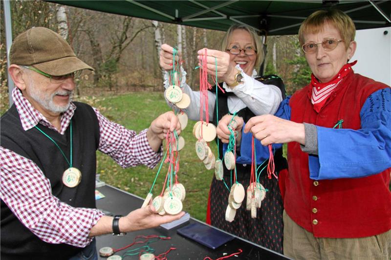 Das Helferteam des Harzklubs hatte alle Hände voll zu tun beim Verkauf der Plaketten zum Maisingen 2017.