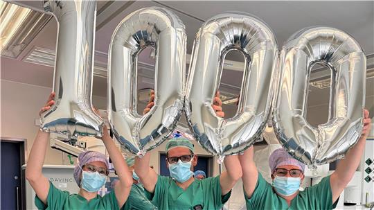 Das Helios Klinikum Salzgitter hat mit dem 1000. Eingriff des DaVinci-Operationsroboters einen beeindruckenden Erfolg in der roboterassistierten Chirurgie erzielt.