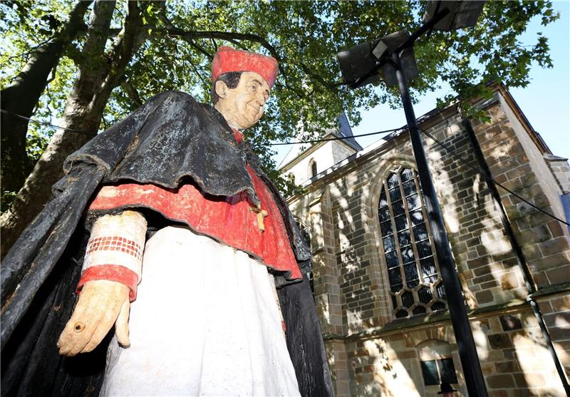 Missbrauchsvorwürfe: Debatte um Hengsbach-Denkmal in Essen Das Hengsbach-Denkmal vor dem Essener Dom.
