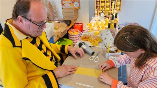 Das Herstellen eigener Wachskerzen bereitet den Besuchern große Freude.