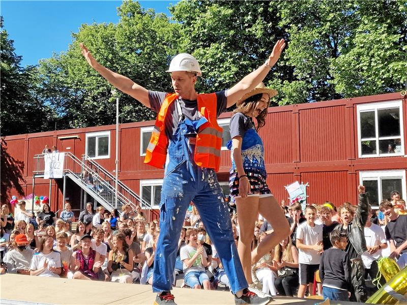 Das Highlight des Abistreiches am Ratsgymnasium: Die Lehrer präsentieren ihre Show auf dem Laufsteg. Foto: Sowa