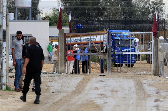 Das Hilfswerk der Vereinten Nationen für Palästina-Flüchtlinge im Nahen Osten (UNRWA)  bringt zwei Lastwagen mit Treibstoff über den Al-Masry-Übergang nach Gaza.