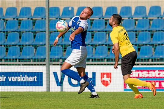 Das Hinspiel gewinnt der Goslarer SC 08 deutlich mit 6:1 gegen den SV Rammelsberg. Jonas-Maximilian Gaida wird von SVR-Stürmer Osman Ibo verfolgt.  Foto: Drechsler