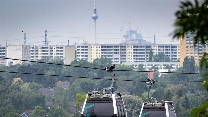 100 Jahre Plattenbau: vom Wohntraum zum sozialen Brennpunkt? Das Hochhaus-Panorama prägt Marzahn-Hellersdorf.