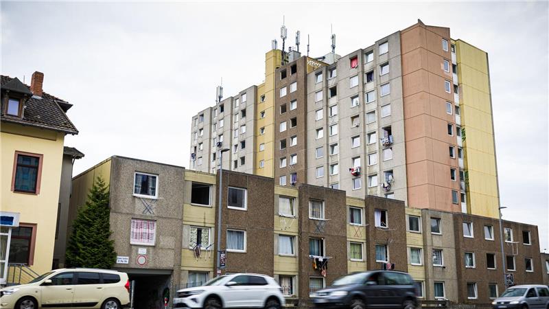 Heizung läuft nicht - Wohnkomplex in Göttingen unbewohnbar? Das Hochhaus nahe dem Göttinger Bahnhof ist verwahrlost.