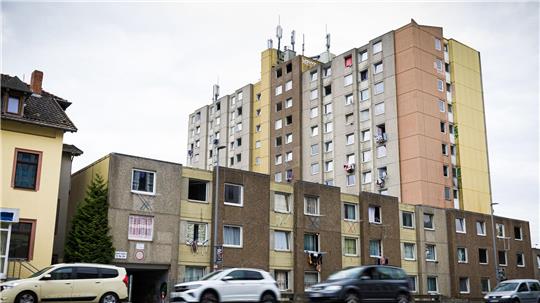 Das Hochhaus nahe dem Göttinger Bahnhof ist verwahrlost. (Archivbild)