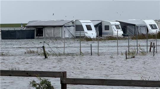 Das Hochwasser hat Teile eines Campingplatzes auf Norderney überflutet.