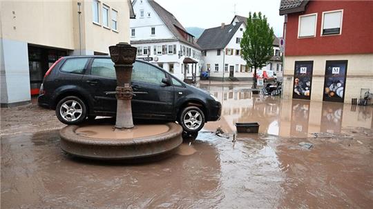 Das Hochwasser im Juni dieses Jahres hat in Ruderberg (Baden-Württemberg) ein Auto weggespült. (Archivbild) 