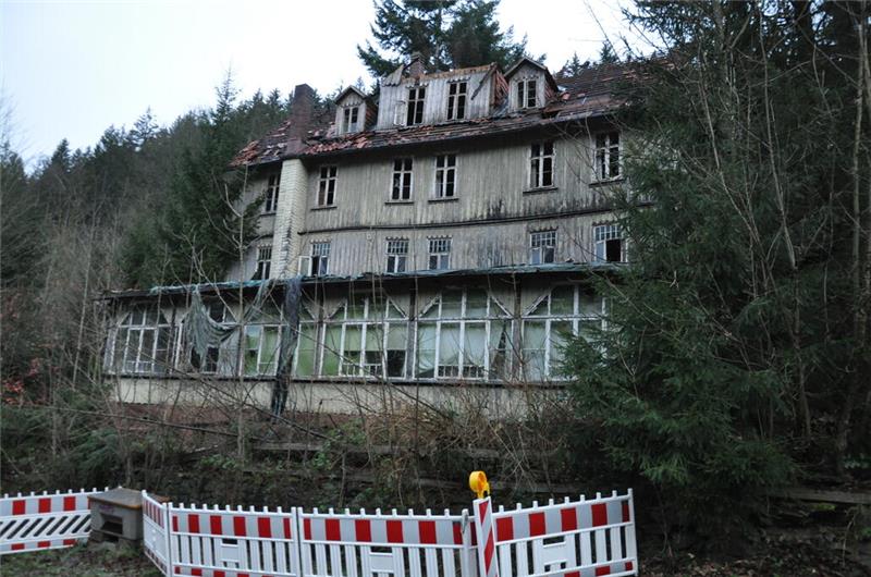 Das Holzgebäude wurde bei dem Großbrand schwer beschädigt.