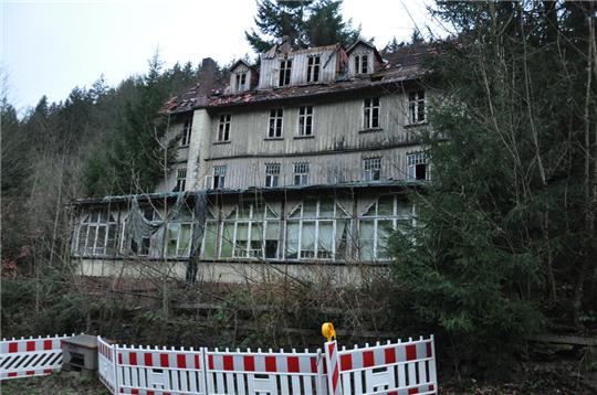 Das Holzgebäude wurde bei dem Großbrand schwer beschädigt.