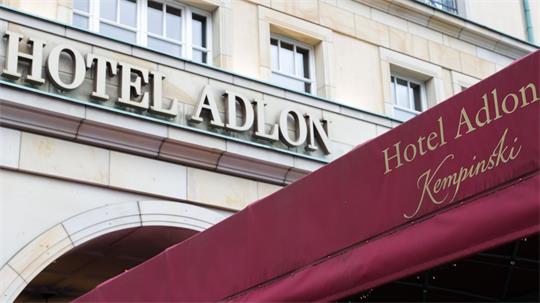Das Hotel-Adlon soll verkauft werden. (Archivbild)