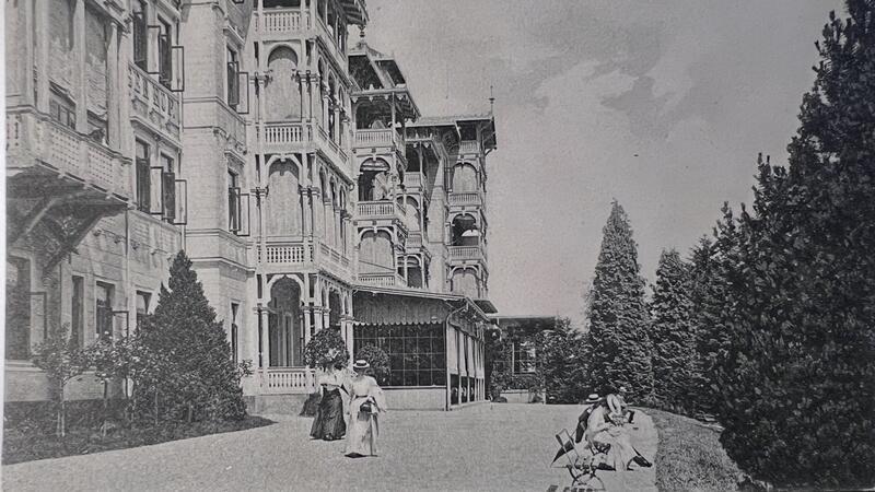 Das Hotel Harzburger Hof auf einer Postkarte um das Jahr 1900. Hier residieren im Laufe der Jahre zahlreiche einflussreiche Personen.