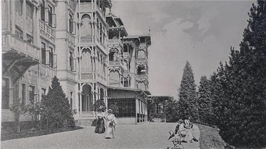 Das Hotel Harzburger Hof auf einer Postkarte um das Jahr 1900. Hier residieren im Laufe der Jahre zahlreiche einflussreiche Personen.