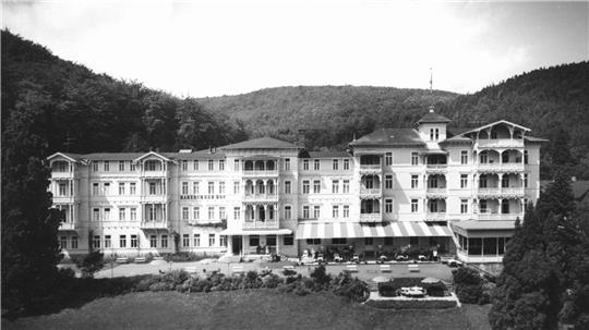 Das Bild zeigt eine schwarz-weiß-Aufnahme des Grandhotels Harzburger Hof im Jahr 1965.