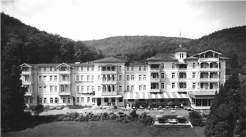 Das Bild zeigt eine schwarz-weiß-Aufnahme des Grandhotels Harzburger Hof im Jahr 1965.