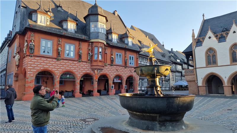 „Kaiserworth“-Coup: Herr Tessner, was sind die Herausforderungen? Das Hotel „Kaiserworth“ gehört im Ensemble mit Marktbrunnen und historischem Rathaus zu den beliebtesten Fotomotiven von Besuchern in Goslar. Das Gebäude wurde 1494 erbaut und war das Gildehaus der Gewandschneider und Fernhandelskaufleute. Seit 1831 ist es Gasthaus und Hotel.